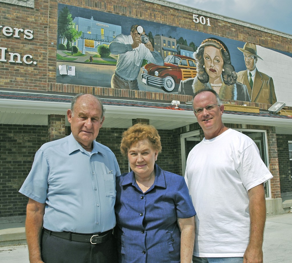 Wilbur & Imogene Vaughn with muralist Ray Harvey